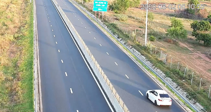Camera ghi cảnh nữ tài xế lùi xe trên cao tốc Vĩnh Hảo - Phan Thiết, bị phạt 35 triệu đồng