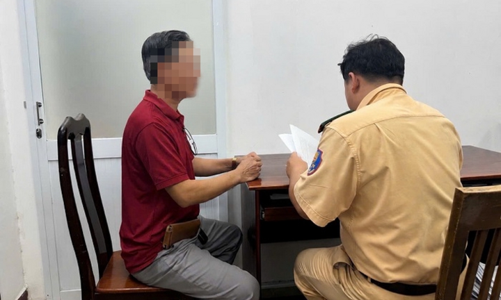 Clip: Ô tô vượt đèn đỏ, lao qua đường ngang tông rào chắn tàu ở TP.HCM, tài xế bị phạt 19 triệu đồng