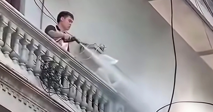 Khởi tố người đàn ông xịt nước vào thợ xây nhà sát vách ở Hà Nội