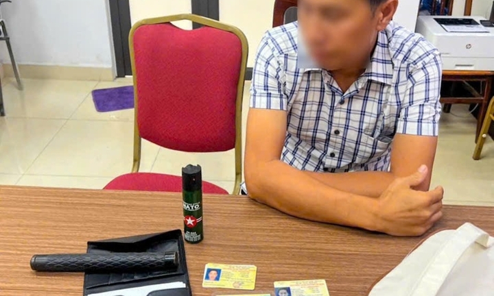 Phát hiện tài xế sử dụng giấy phép lái xe nghi giả, giao nộp thêm gậy ba khúc và bình xịt hơi cay