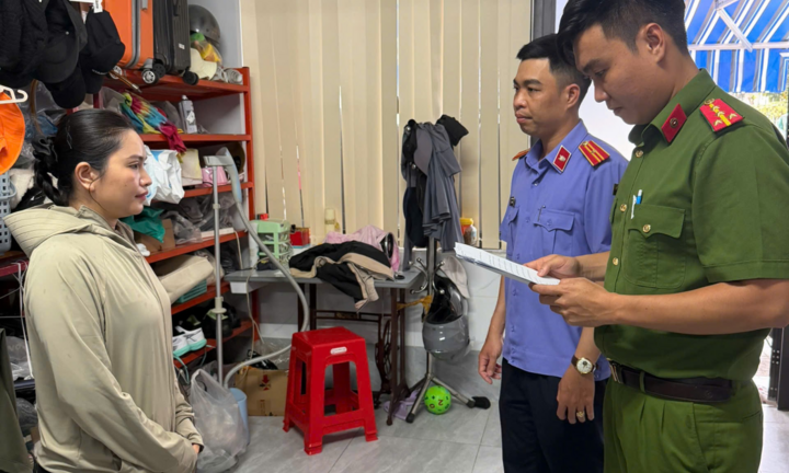 Khởi tố nữ chủ shop Ti Ti-Sy ở TP Cần Thơ buôn bán quần áo giả nhãn hiệu nổi tiếng