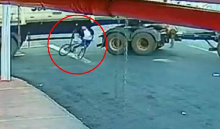 Clip: Bé trai 12 tuổi bị kéo lê dưới gầm xe tải, góc quay trực diện khiến ai cũng thót tim