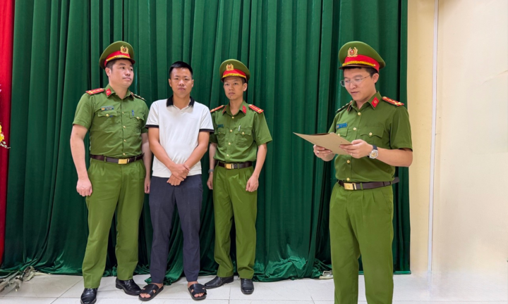 Chủ hộ kinh doanh ở Phú Thọ bị khởi tố vì bán giày giả mạo nhiều thương hiệu nổi tiếng