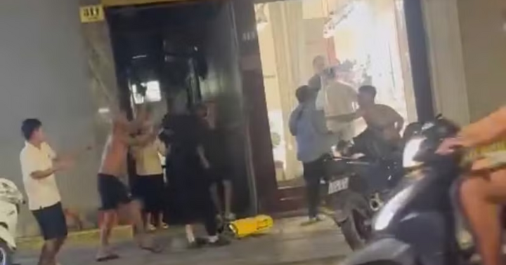 Mâu thuẫn cá nhân, 4 người lao vào ẩu đả trên phố ở Hà Nội