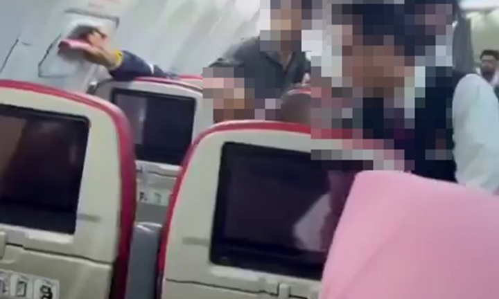 Hành khách cố phá cửa thoát hiểm máy bay ở độ cao hơn 9.000 m, cái kết bất ngờ