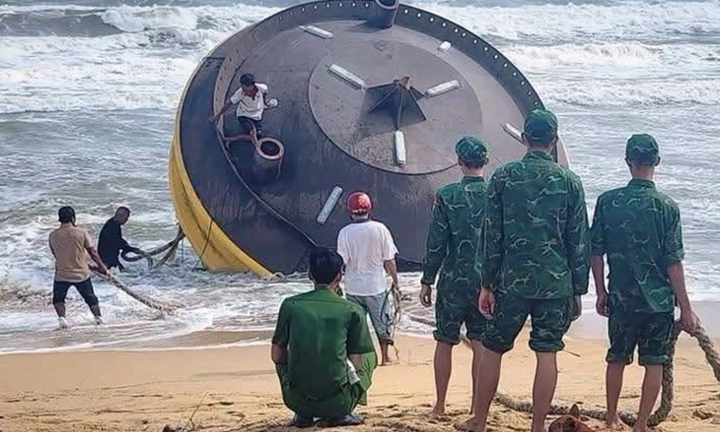 Tìm chủ sở hữu vật thể khổng lồ in dòng chữ 