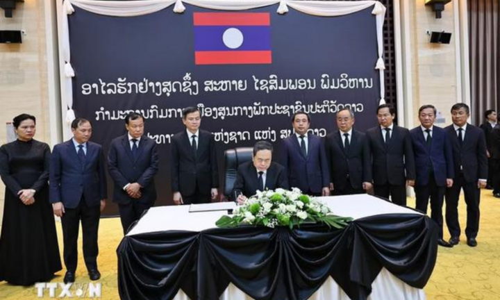 Chủ tịch Quốc hội Trần Thanh Mẫn viếng Chủ tịch Quốc hội Lào tại Vientiane