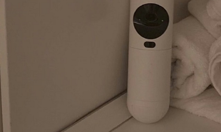 Clip phát hiện chiếc camera quay lén phòng ngủ của cặp vợ chồng đi du lịch nước ngoài
