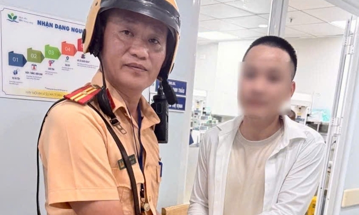 CSGT Hà Nội mở đường đưa bé trai 3 ngày tuổi nguy kịch đến bệnh viện cấp cứu