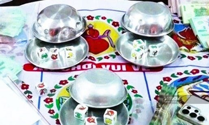 Pháp luật 24h: Bắt quả tang 8 người trong sới bầu cua, thu giữ gần nửa tỷ đồng