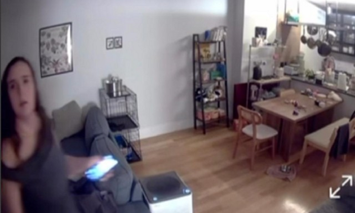 Clip: Kẻ lạ mặt lộ diện qua camera an ninh tại nhà khi vợ chồng đi du lịch, hành động đáng chú ý