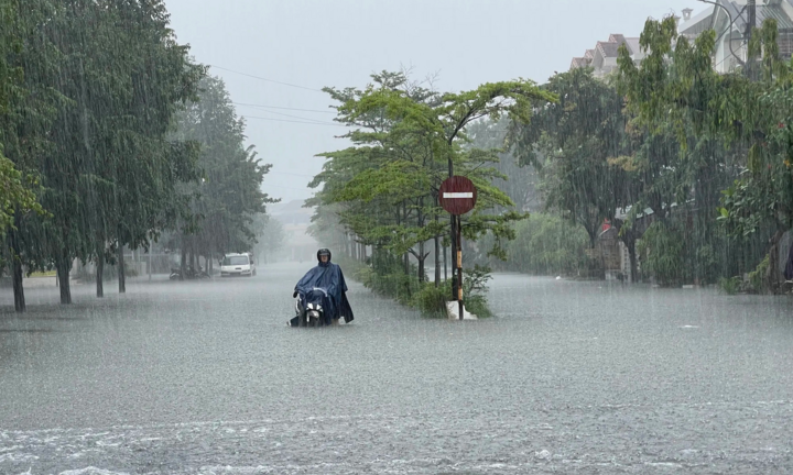 Chiều nay (14/8), cảnh báo miền Bắc đón mưa dông, khu vực nào có nguy cơ cao?