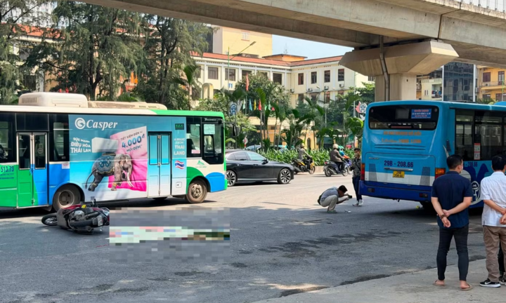 Tai nạn giao thông ở Hà Nội: Xe máy va chạm xe buýt, một cháu bé tử vong