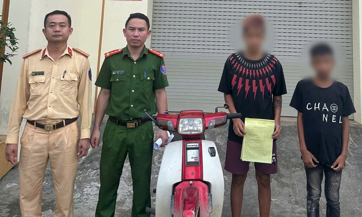Tịch thu xe mô tô của thiếu niên điều khiển xe chạy bằng một bánh