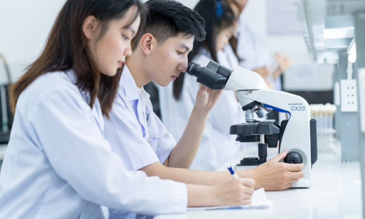 Khối ngành sức khỏe có mặt bằng học phí cao nhất: Giải pháp nào cho sinh viên nghèo?