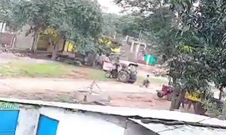 Thương tâm: Người đàn ông Ấn Độ đi xe máy tử vong sau khi vướng sợi dây căng ngang đường