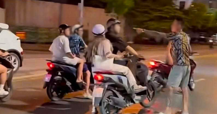 Công an xác minh clip người đàn ông xăm trổ hành hung lái xe máy ở Hà Nội