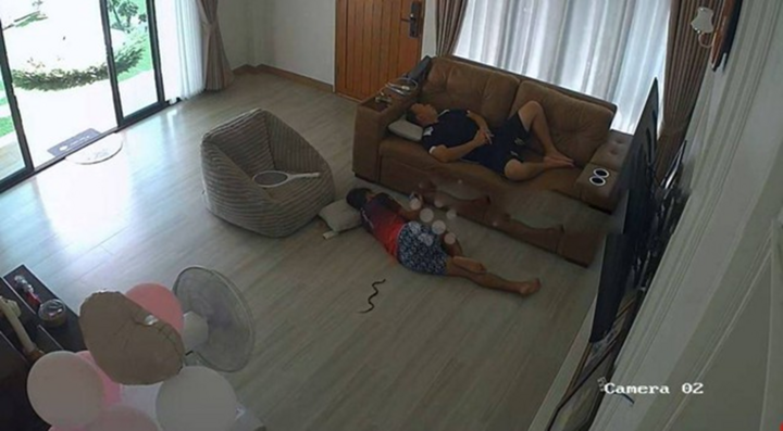 Rắn hổ mang bò sát cậu bé đang ngủ, khoảnh khắc tỉnh giấc khiến ai cũng thót tim