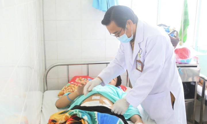 Đồng nghiệp đùa giỡn bơm khí nén, thiếu niên 15 tuổi phải nhập viện cấp cứu