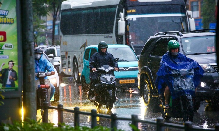 CSGT Hà Nội chủ động ứng phó mưa lớn, bảo đảm an toàn giao thông