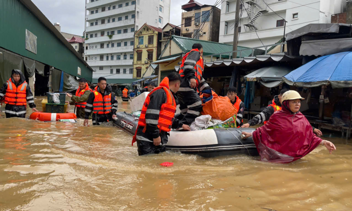 Mưa lớn kéo dài, nước dâng cao, hàng trăm tiểu thương tại chợ đầu mối lớn nhất nhì Lạng Sơn hối hả cứu hàng