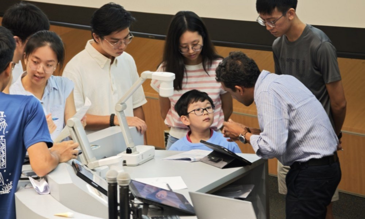 Thần đồng 7 tuổi sở hữu IQ 154 đi học tại đại học top đầu châu Á