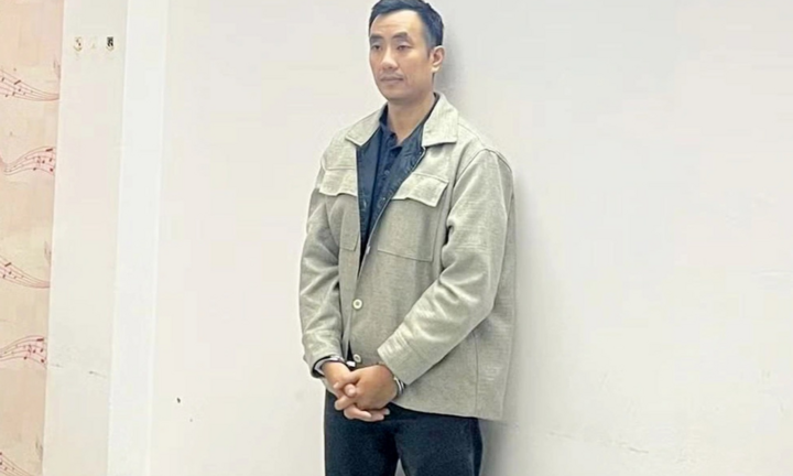 Giám đốc bày 