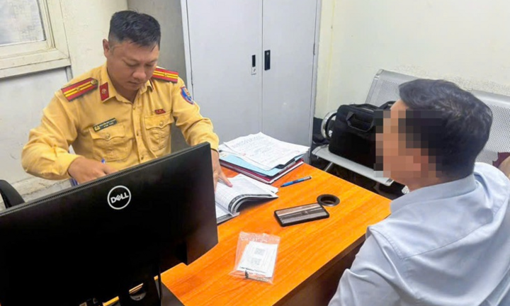 Gắn 2 biển số khác nhau trên ô tô chạy trên đường ở Hà Nội, tài xế khai gì?