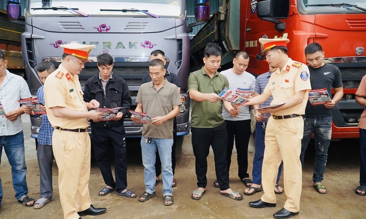 Thái Nguyên: CSGT ra quân kiểm soát phương tiện kinh doanh vận tải