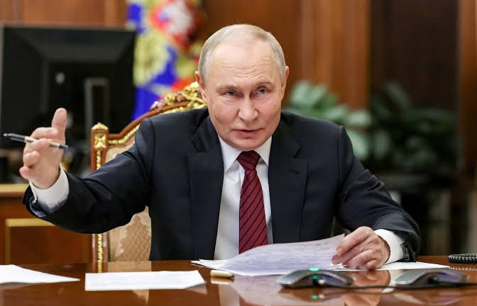 Tổng thống Putin ký 3 sắc lệnh mật cùng một ngày