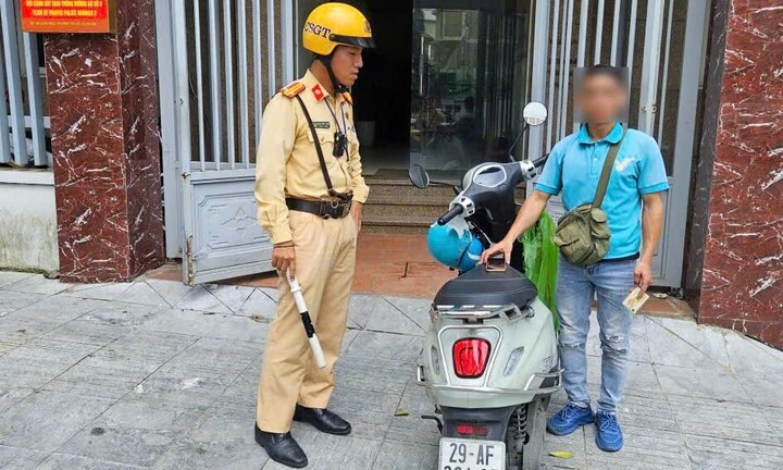 Hà Nội: Xác minh xử lý người điều khiển xe mô tô dán băng dính lên biển số