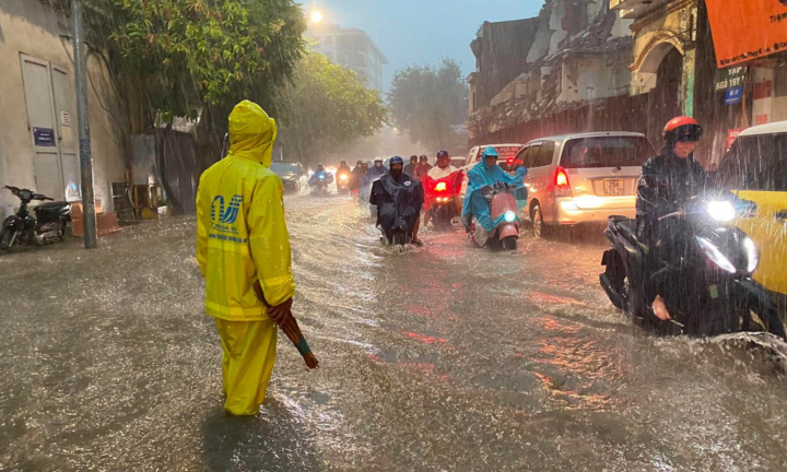 Chùm ảnh: Nhiều đường, phố ở Hà Nội ngập sâu sau mưa lớn, người dân bì bõm di chuyển giờ tan tầm