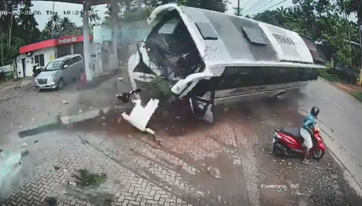 Xe buýt chở khách dự đám cưới bị lật tại Ấn Độ, nhiều người bị thương nặng