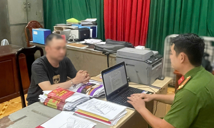 Mâu thuẫn tiền bạc, người đàn ông ném chai sơn làm hư hỏng nhà và kính chắn gió ô tô