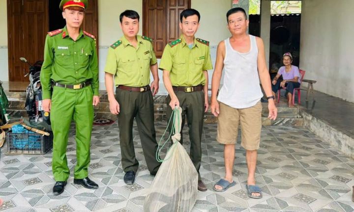 Phát hiện con vật màu đen dài tới 3m trườn vào nhà, gia chủ khiếp vía báo ngay công an