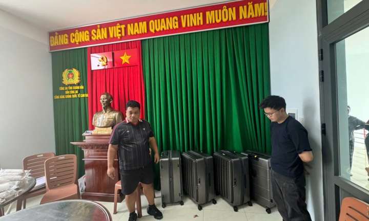 Khởi tố 2 đối tượng vận chuyển lậu hơn 180.000 con tôm hùm giống vào Việt Nam