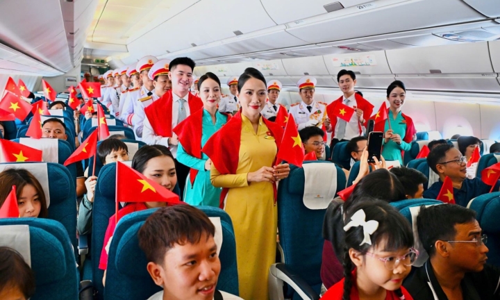 Giai điệu Quốc khánh vang lên ở độ cao 10.000 mét trên chuyến bay Vietnam Airlines