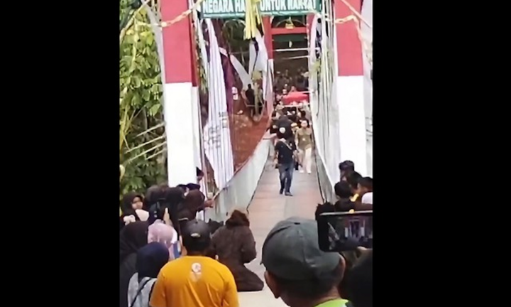 Cầu treo sập ngay trong ngày khánh thành, người dân rơi xuống sông ở Indonesia