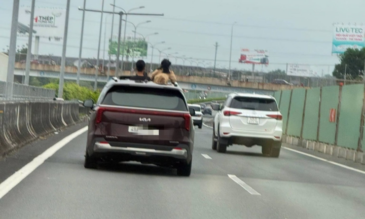 Để trẻ thò đầu qua cửa sổ trời ô tô trên cao tốc, nữ tài xế bị phạt 5,9 triệu đồng, trừ 6 điểm bằng lái