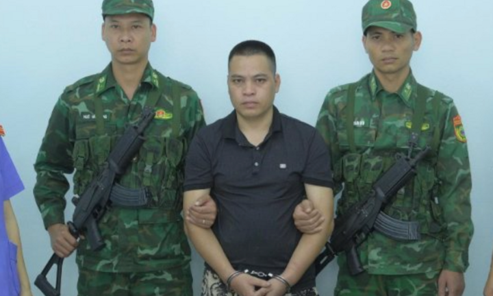 Bắt người đàn ông nhận 5 triệu đồng để vận chuyển gần 400 tờ USD nghi giả