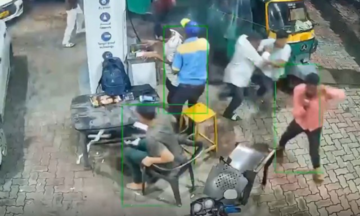 Nam nhân viên bất ngờ bị vòi bơm xăng đập trúng đầu, tử vong thương tâm tại Ấn Độ