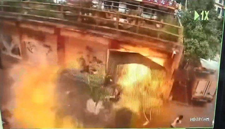 Bật công tắc đèn gây nổ khí gas, người đàn ông ở Trung Quốc bị thổi bay quần áo