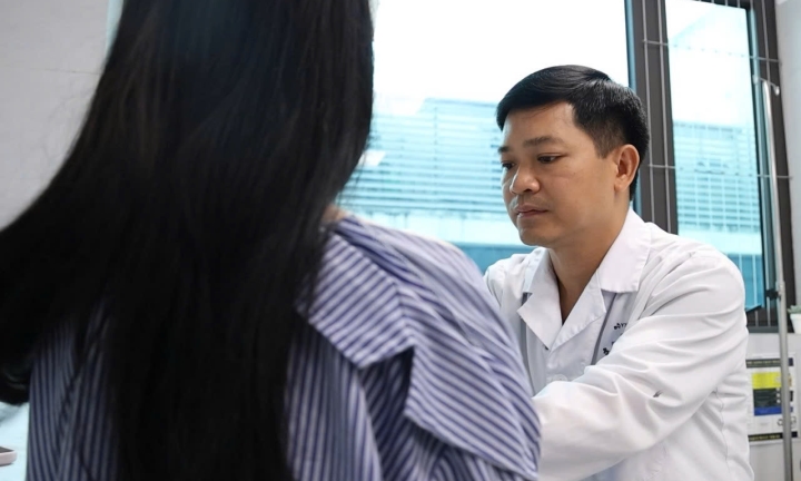 Tiêm filler ngực tại nhà, cô gái 24 tuổi đối mặt với khối áp xe gần 10cm