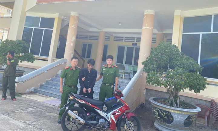 Đang di chuyển trên đường, đối tượng vừa trộm cắp tài sản bị công an bắt gọn