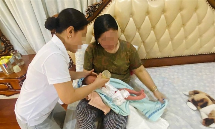 Bé trai còn cuống rốn bị bỏ rơi trước cửa nhà dân, lá thư để lại khiến nhiều người cay mắt