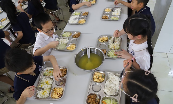 Học sinh Hà Nội trở lại trường, bữa ăn bán trú được kiểm soát từ nhiều khâu