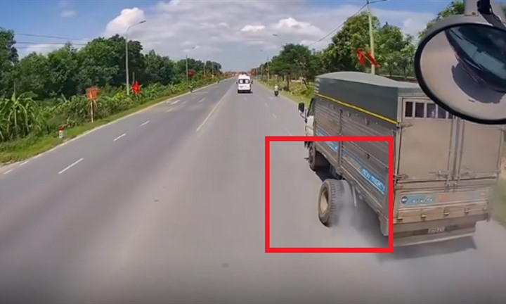Clip: Ô tô tải rơi bánh khi đang chạy trên đường