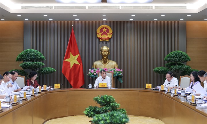 Thủ tướng: Kiểm soát chặt chẽ giá thành từ gốc với thuốc, thiết bị y tế; cương quyết loại bỏ mọi chi phí trung gian