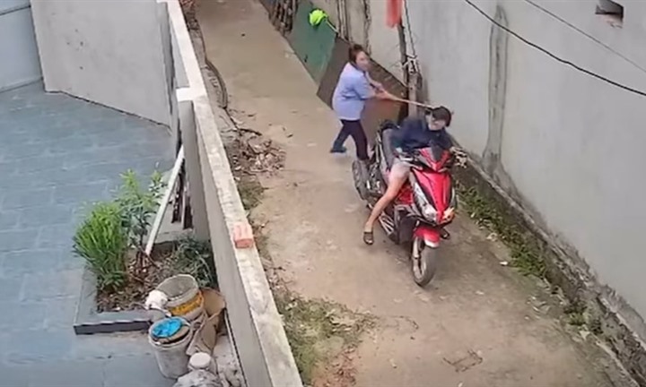 Công an vào cuộc vụ người phụ nữ cầm chổi đánh hàng xóm rồi thách thức ở Bắc Ninh
