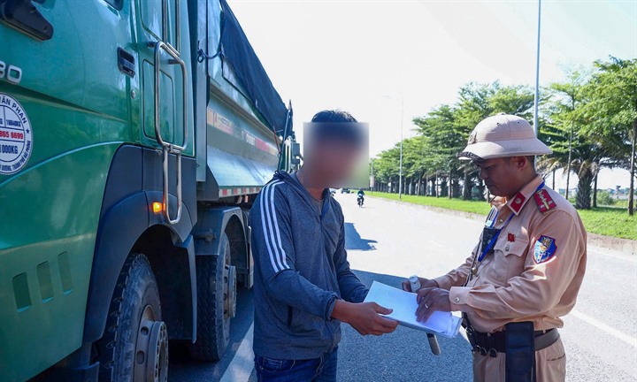Xe tải bị tước giấy kiểm định vẫn lưu thông, tài xế và chủ xe bị xử lý